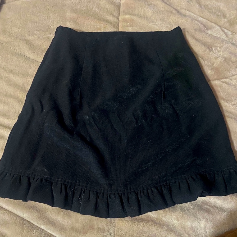 Black mini skirt. Size small. Bought from boutique.